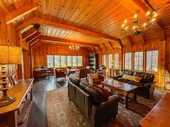 Lake Creek Lodge