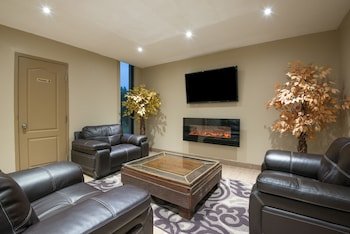 Red Maple Inn & Suites