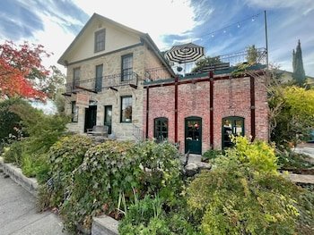 Maison Fleurie- A Four Sisters Inn