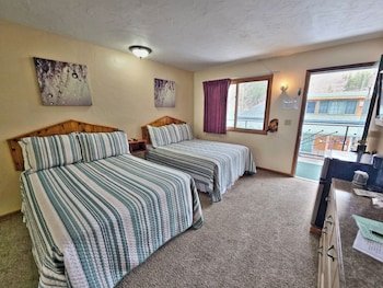 Cedar Wood Inn