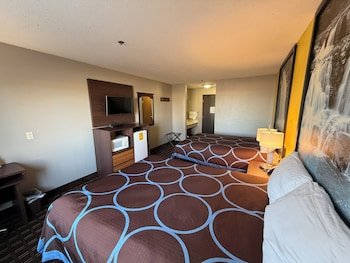 Super 8 by Wyndham Reedsburg