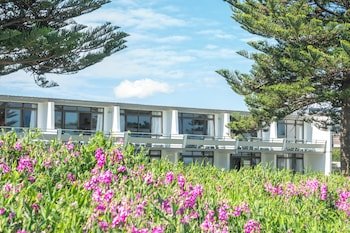 Whispering Sands Beachfront Motel