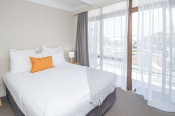 Whispering Sands Beachfront Motel