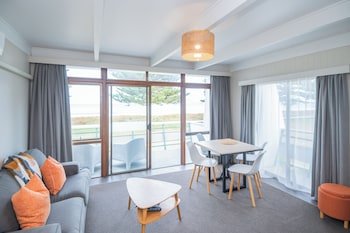 Whispering Sands Beachfront Motel