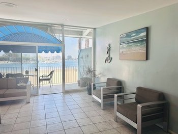Foghorn Harbor Inn