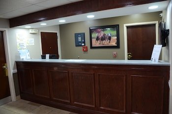 Super 8 by Wyndham Louisville/Expo Center