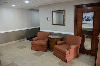 Super 8 by Wyndham Louisville/Expo Center