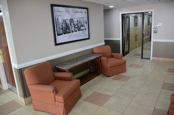 Super 8 by Wyndham Louisville/Expo Center