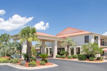 Days Inn and Suites by Wyndham Navarre Conference Center