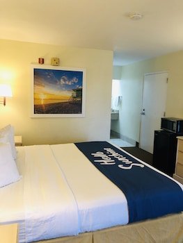 Days Inn and Suites by Wyndham Navarre Conference Center