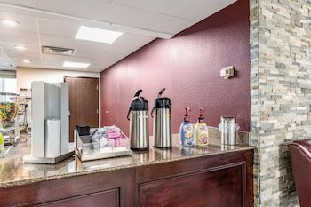 Red Roof Plus+ & Suites Houston – IAH Airport SW