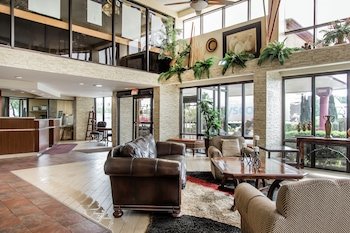 Clarion Hotel Broken Arrow - Tulsa