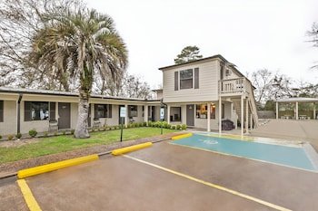 Hotel Sulphur LA Hwy 90 West by OYO Rooms