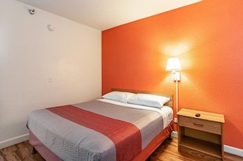 Motel 6 Naperville, IL