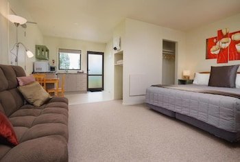 Longbourne Lodge Motel