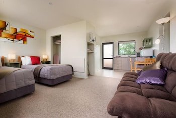Longbourne Lodge Motel