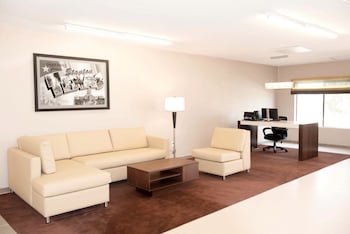 Super 8 by Wyndham Stanton