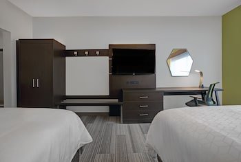 Holiday Inn Express Milwaukee Downtown