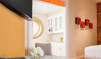Retro Suites Hotel