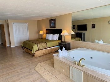 Travelodge by Wyndham Suites Virginia Beach Oceanfront