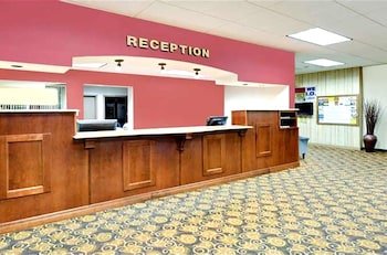 Norwood Inn & Suites Worthington