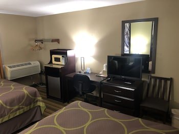 Super 8 by Wyndham Topeka/Wanamaker RD/I-70