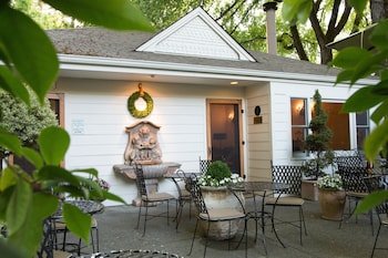 Cottage Grove Inn