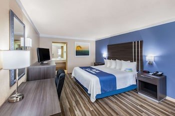 Days Inn & Suites by Wyndham Braunig Lake