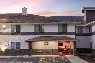 Super 8 by Wyndham Burnham/Lewistown