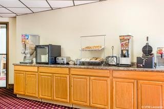 Econo Lodge Inn & Suites
