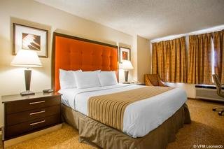 Econo Lodge Inn & Suites