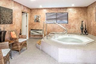 Super 8 by Wyndham St. Regis