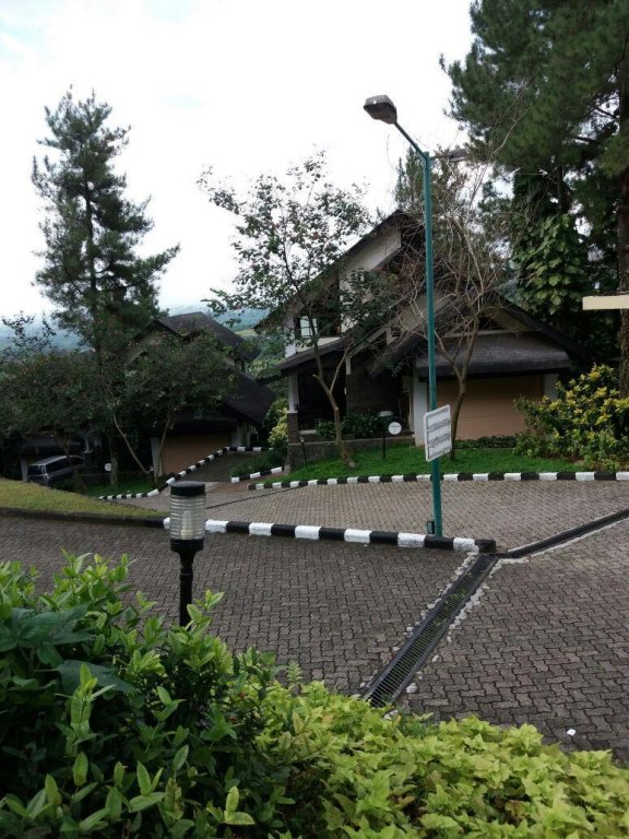 Gunung Geulis Cottages & Conference Center