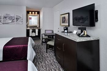 Clarion Inn & Suites Across From Universal Orlando Resort Hotel
