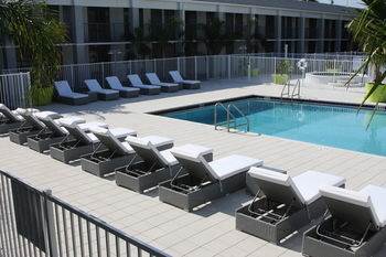 Clarion Inn & Suites Across From Universal Orlando Resort Hotel