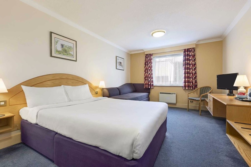 Days Inn by Wyndham Watford Gap