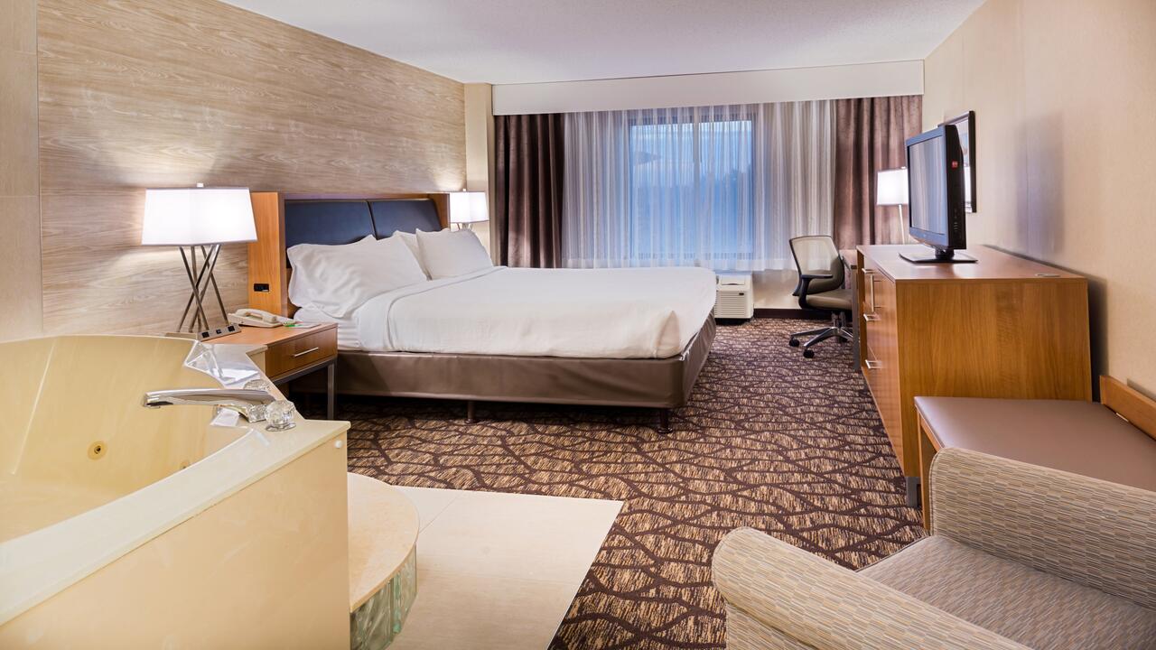 Holiday Inn Hotel & Suites Warren
