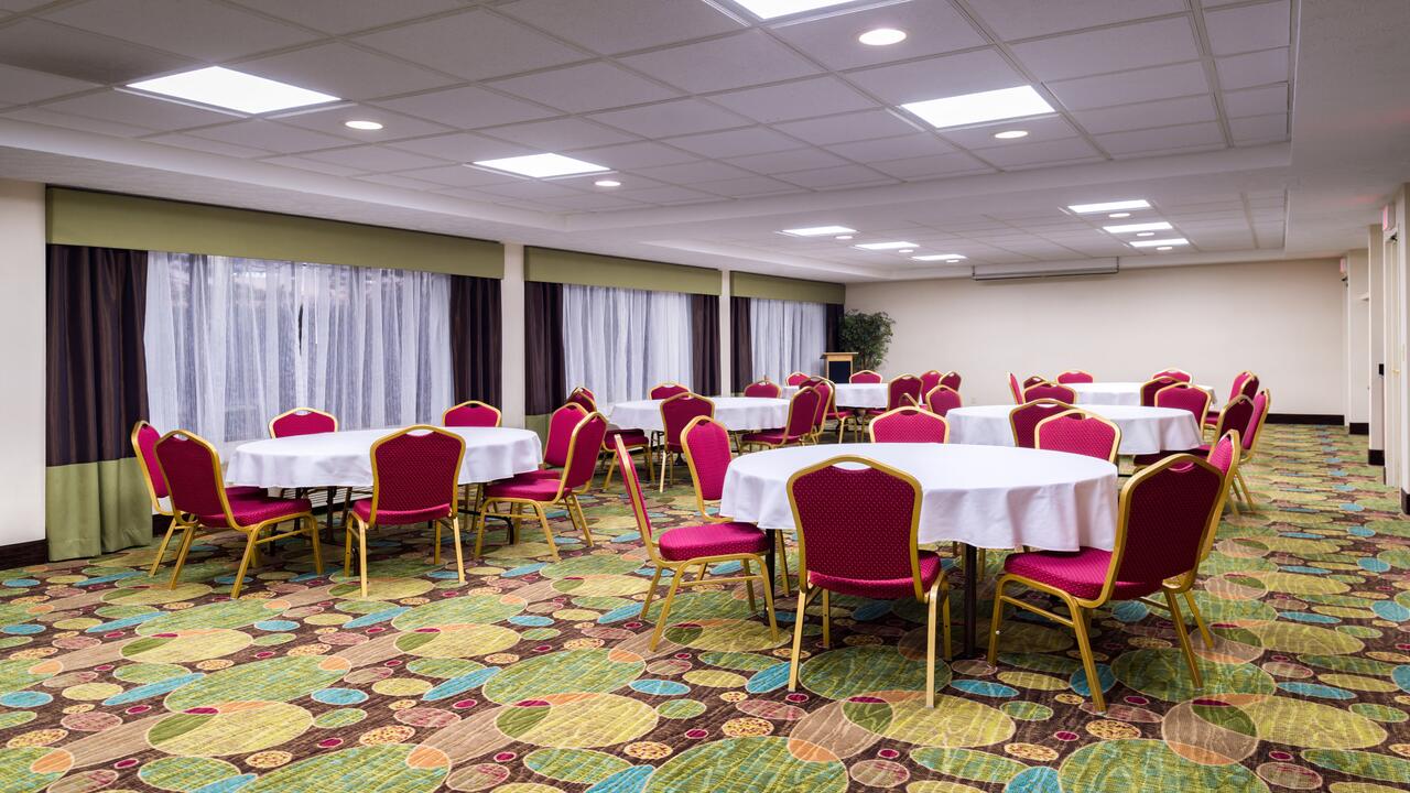 Holiday Inn Hotel & Suites Warren