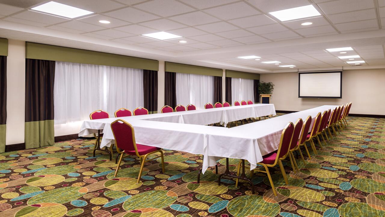 Holiday Inn Hotel & Suites Warren