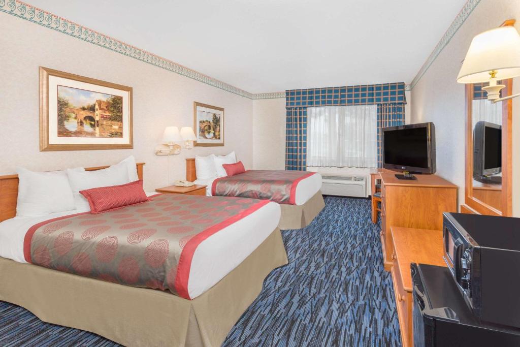Ramada Kent Seattle Area (Formerly Holiday Inn Hotel & Suites)