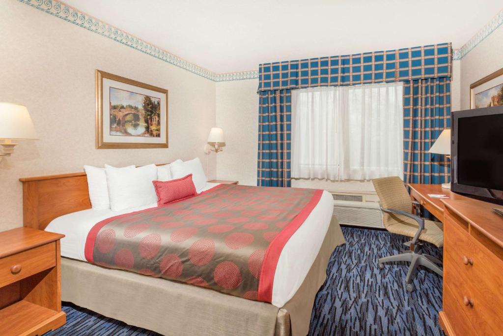 Ramada Kent Seattle Area (Formerly Holiday Inn Hotel & Suites)