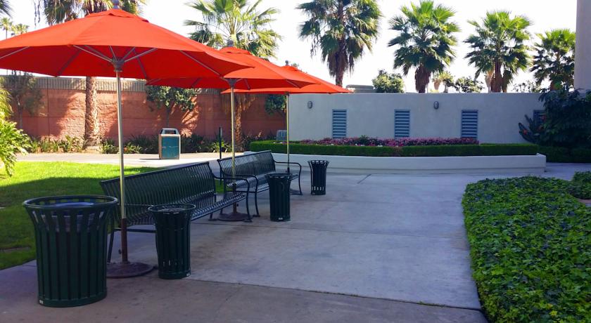 Howard Johnson by Wyndham Anaheim Hotel & Water Playground
