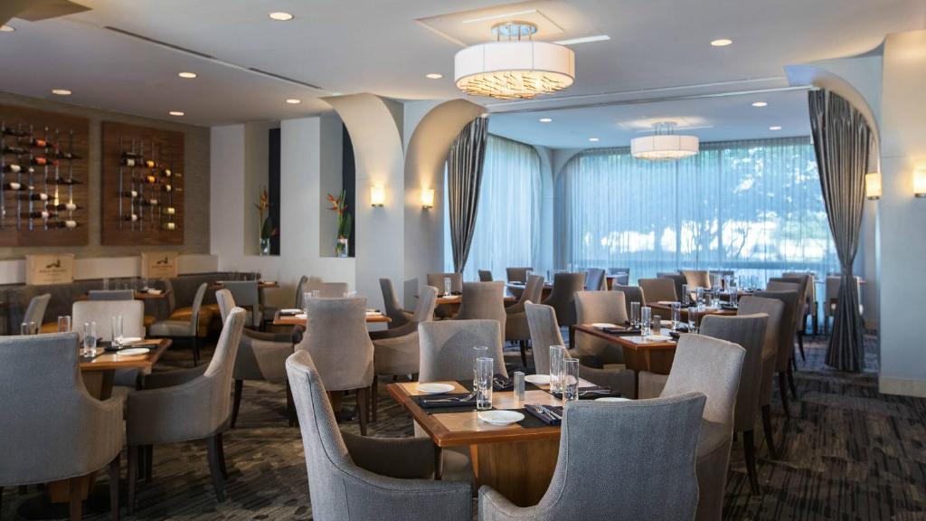 Renaissance Chicago O'Hare Suites Hotel