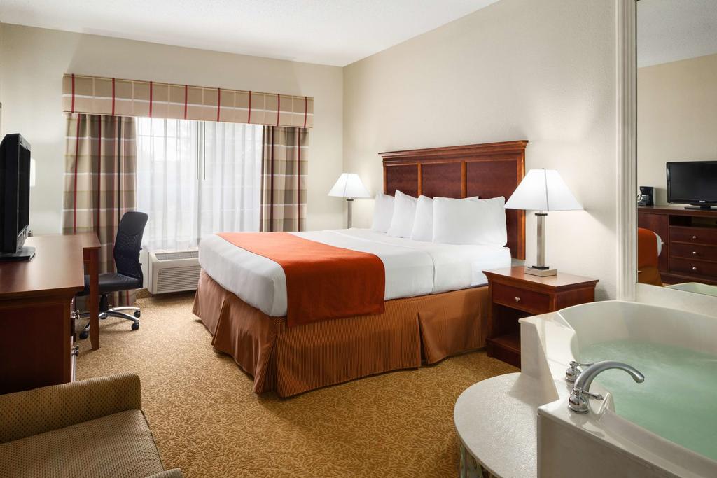 Country Inn & Suites by Radisson, Grand Rapids Airport, MI