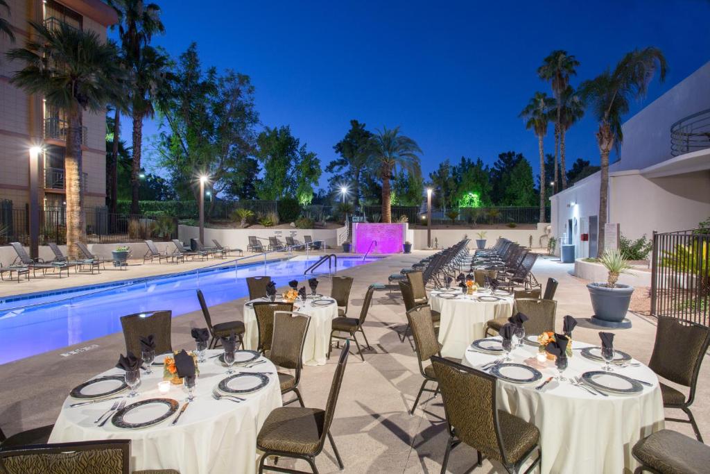 Embassy Suites Phoenix - Biltmore