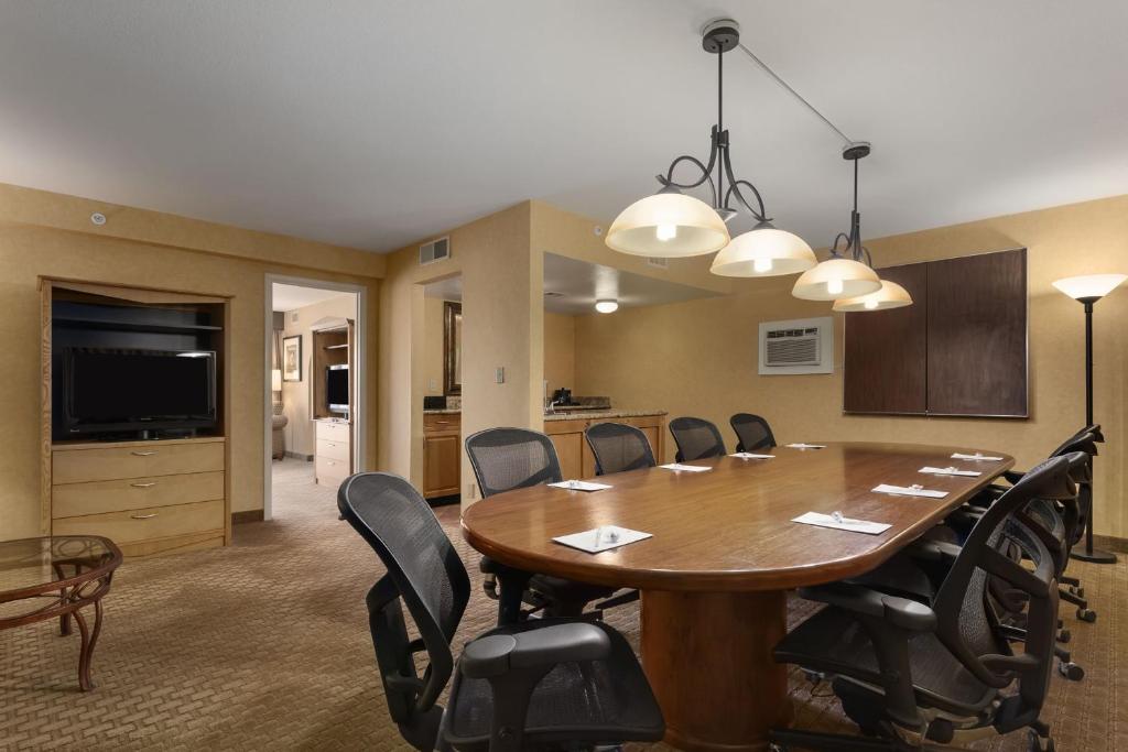 Embassy Suites by Hilton Phoenix Airport