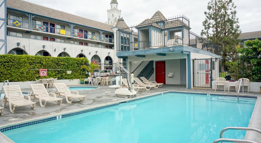 Castle Inn & Suites