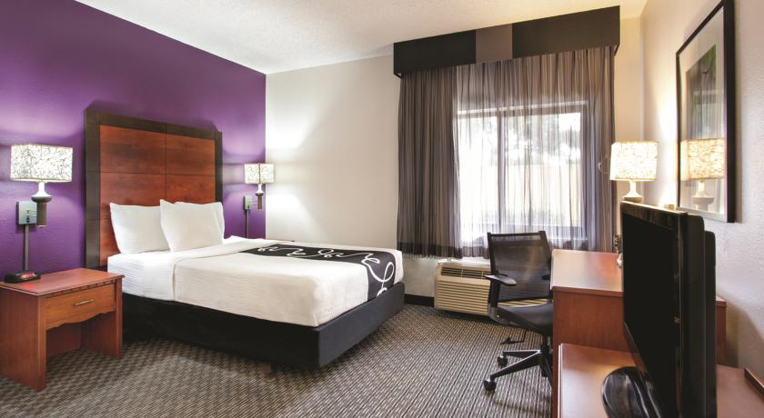 La Quinta Inn & Suites by Wyndham Miami Airport East