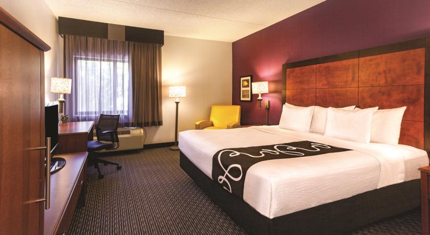 La Quinta Inn & Suites by Wyndham Miami Airport East