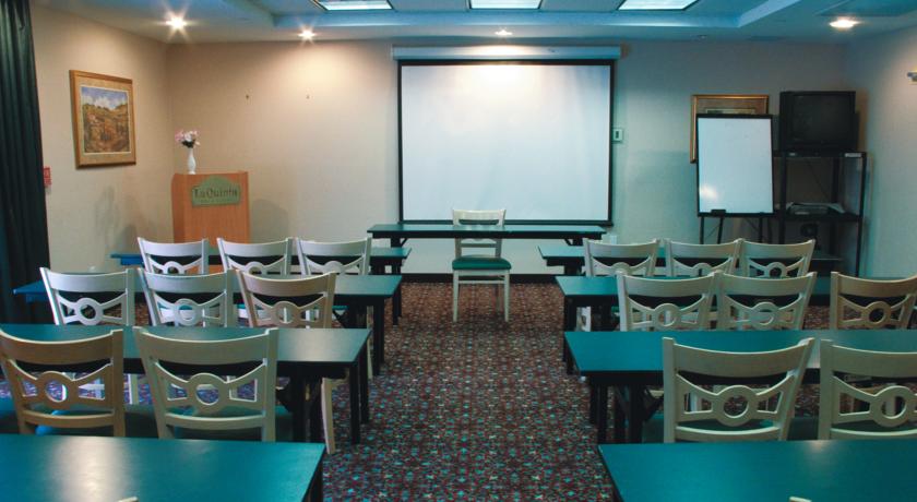 La Quinta Inn & Suites by Wyndham Miami Airport West